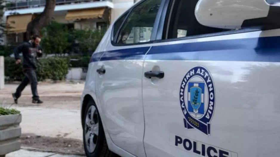 Περιστέρι: "Ήθελα να σώσω τη μητέρα μου" - Τα πρώτα λόγια του πατροκτόνου στους αστυνομικούς