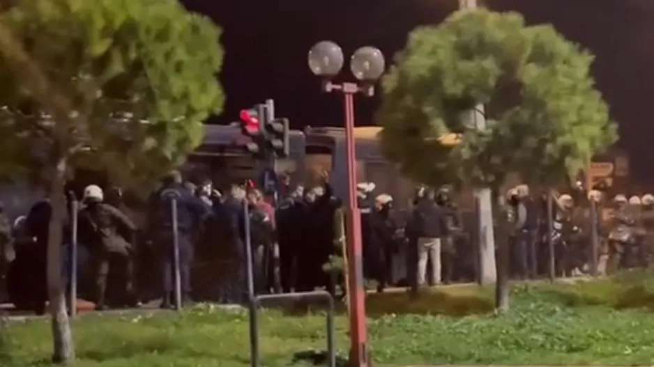 Βίντεο από τις εκατοντάδες προσαγωγές έξω από το "Μελίνα Μερκούρη"