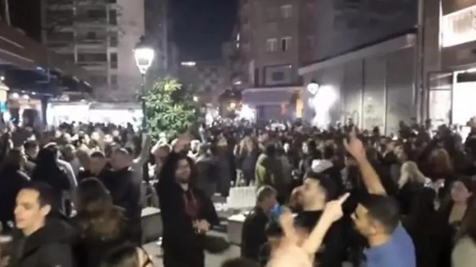 Sυγκινητική στιγμή/Θεσσαλονικείς τραγούδησαν Καρρά στο κέντρο της πόλης