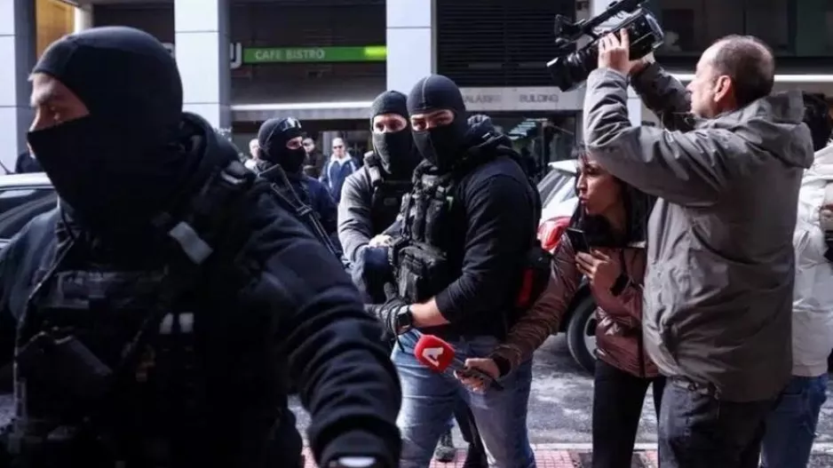 Στον ανακριτή κάτω από δρακόντεια μέτρα ο 18χρονος που ομολόγησε την επίθεση στον αστυνομικό