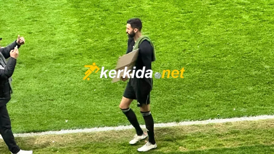 Έδωσε φανέλα ο Βανά και πήρε... αντάλλαγμα το πλακάτ!