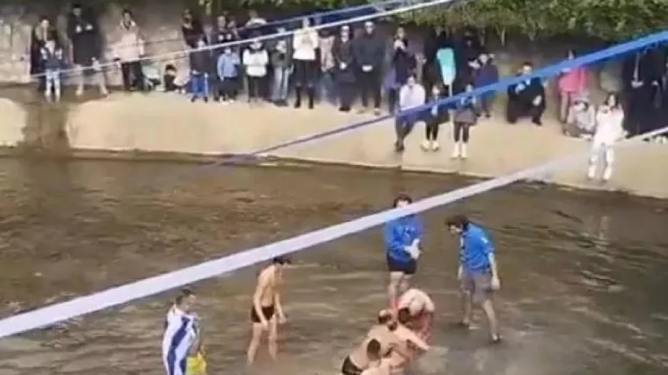 Πιάστηκαν στα χέρια για τον σταυρό στα Τρίκαλα: «Θα σκοτωθούν τώρα», φώναξε ο Μητροπολίτης (βίντεο)