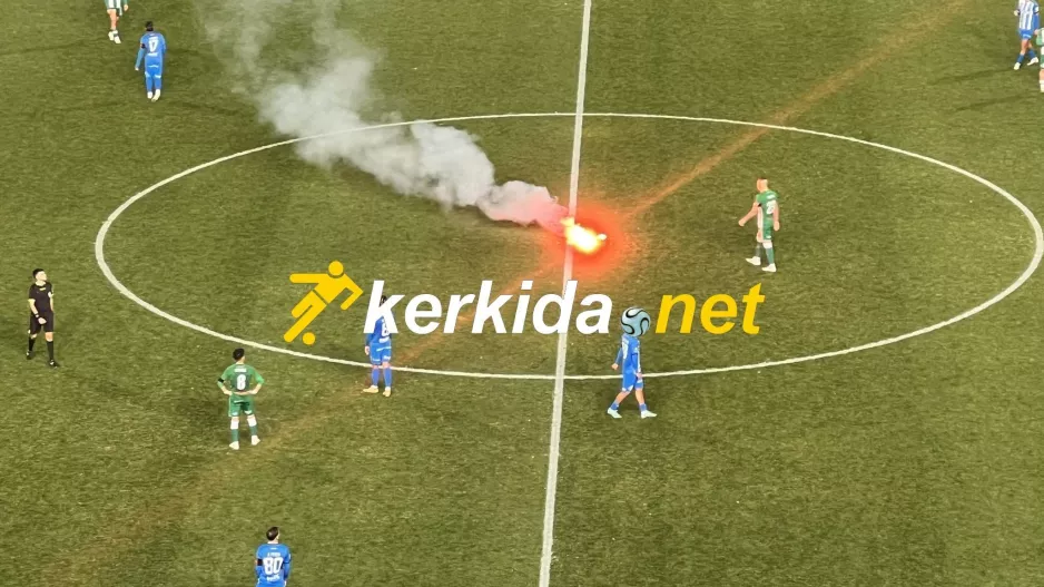 Φωτοβολίδα στον αγωνιστικό χώρο και ολιγόλεπτη διακοπή