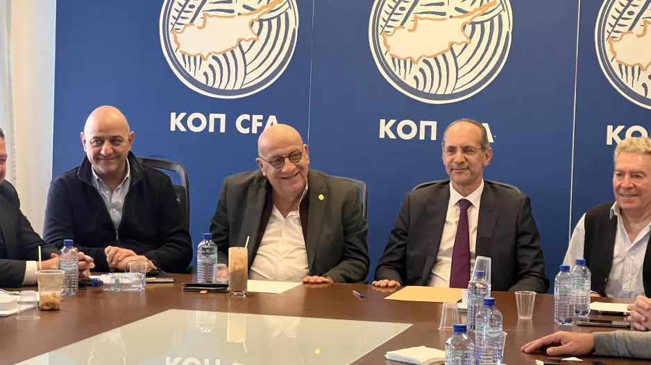 Βγήκαν... χαρούμενοι