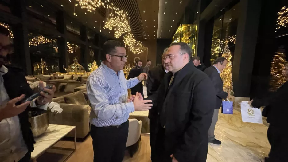 Τα είπαν Θεοχάρους και Κουμής 