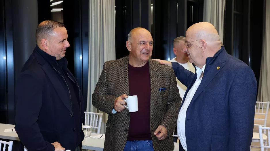 Ο Κούμας ξέρει για Σιμόν 