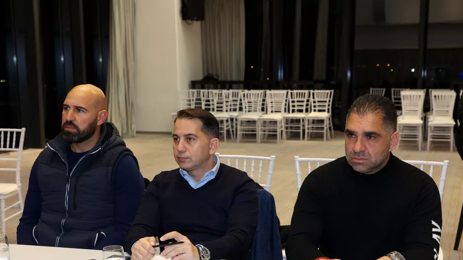 Κίρζης, Δημοσθένους και κόουτς