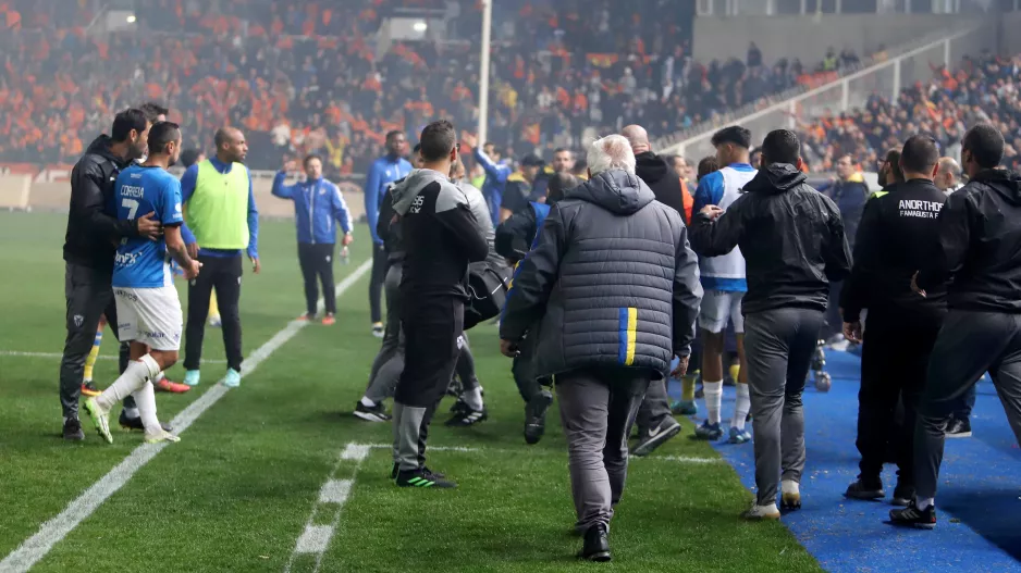 Ένταση και δεκάλεπτη διακοπή στο ΓΣΠ (Φώτος)