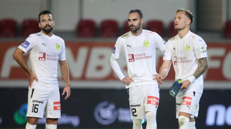 "Ψηλά τα κεφάλια" αλλά... επείγουν αλλαγές!