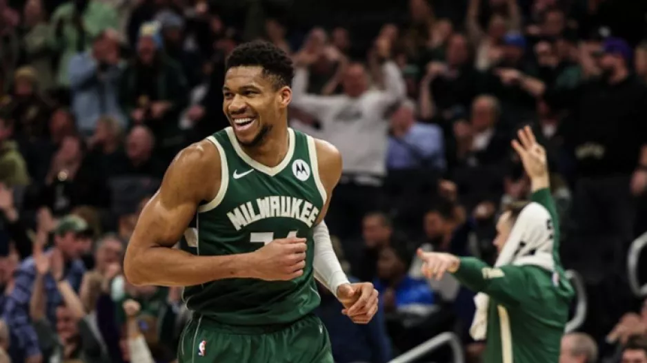 Mε triple-double Γιάννη στη «νέα εποχή» οι Μπακς, επιβλητικοί οι Σανς στο Ντάλας