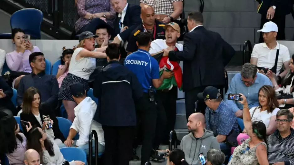 Australian Open: Αναστάτωση στις κερκίδες με θεατή που σήκωσε σημαία της Παλαιστίνης
