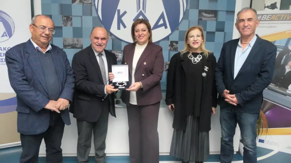 Αναμνηστικό δώρο ΚΟΑ προς την ΥΠΑΝ για την αγαστή συνεργασία
