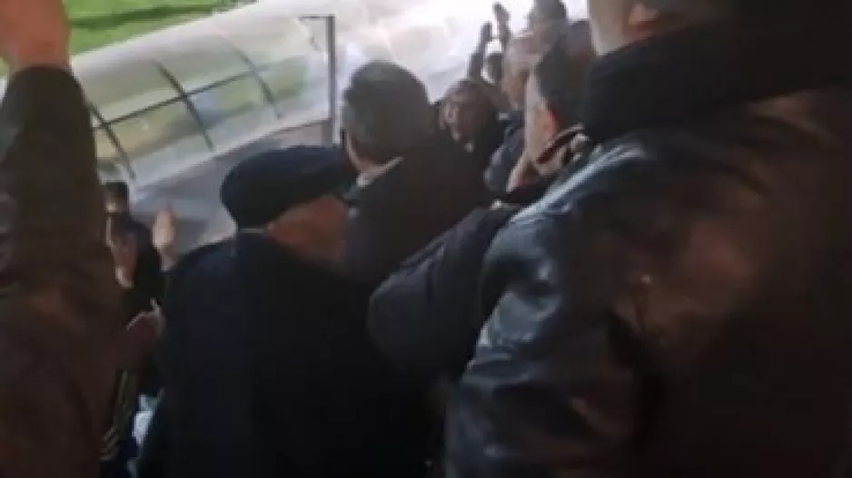 (Βίντεο kerkida) Το χάρηκε ο Κίκης - Χειροκρότημα και αγκαλιές