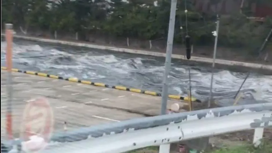 (ΒΙΝΤΕΟ) Σεισμός 7,6 Ρίχτερ στην Ιαπωνία: Τσουνάμι σκορπίζει την καταστροφή 