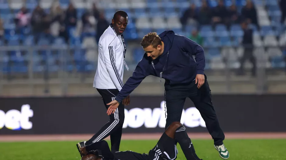 Θέλει να τους σηκώσει...