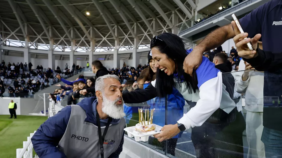 Γενέθλια και... κεράκια στο γήπεδο! 