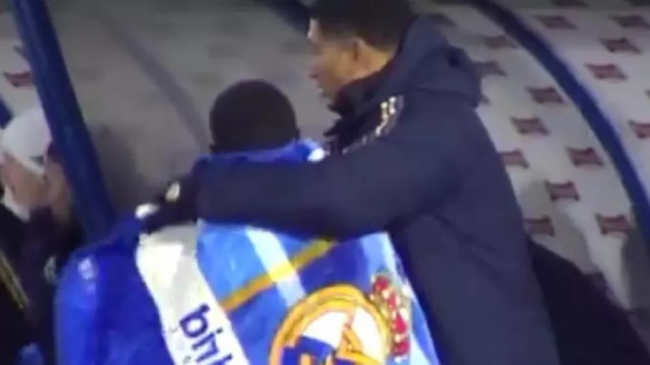 Μπέλιγχαμ: Ζέστανε με κουβέρτα ball boy που έτρεμε από το κρύο (βίντεο)