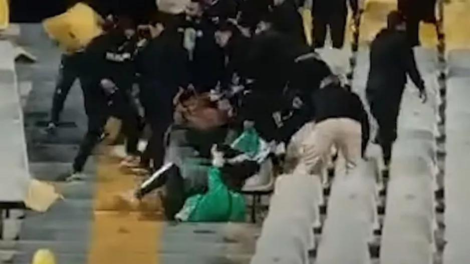 Άγριο ξύλο και μάχη με καρέκλες σε αγώνα στην Αίγυπτο