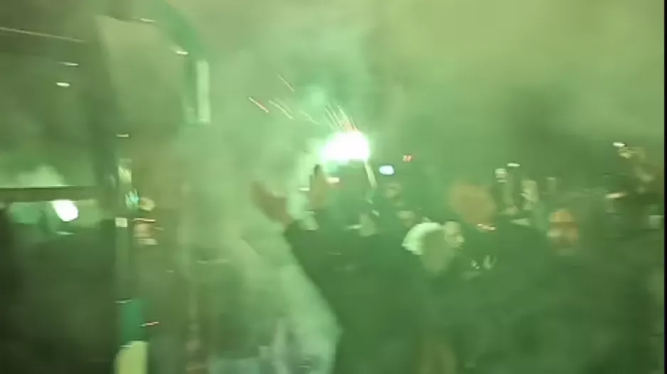 Υποδοχή στον Πύργο Αθηνών από οπαδούς του Παναθηναϊκού! 