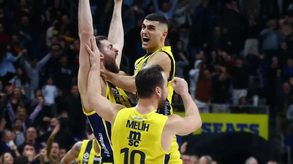 Παπαγιάννης για το απίθανο buzzer beater: «Πήρα την μπάλα και απλώς την πέταξα»