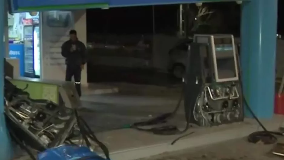 Βούλα: Βομβαρδισμένο τοπίο βενζινάδικο – «Ισοπεδώθηκε» από τζιπ