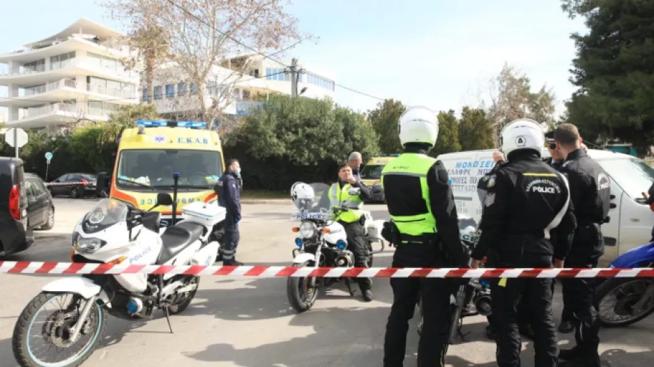 Θρίλερ με νεκρό στη Γλυφάδα: Τα ΕΚΑΜ μπαίνουν στη ναυτιλιακή - Ταμπουρωμένος με καραμπίνα και περίστροφο ο δράστης