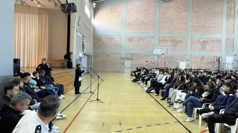 ΑΕΛ: Επίσκεψη στο Λύκειο Αποστόλου Λουκά για την εξάλειψη ρατσισμού (φώτος)