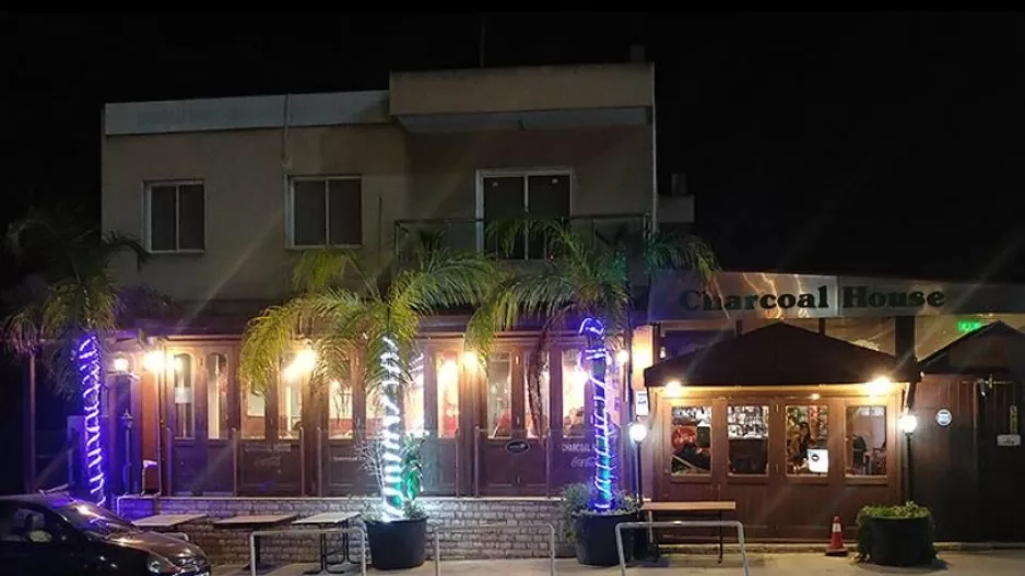 Δυνατή παρέα στο... Charcoal house!