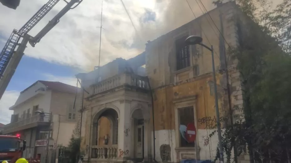 Φωτιά στο κέντρο της Λεμεσού σε διατηρητέο κτήριο (ΒΙΝΤΕΟ)