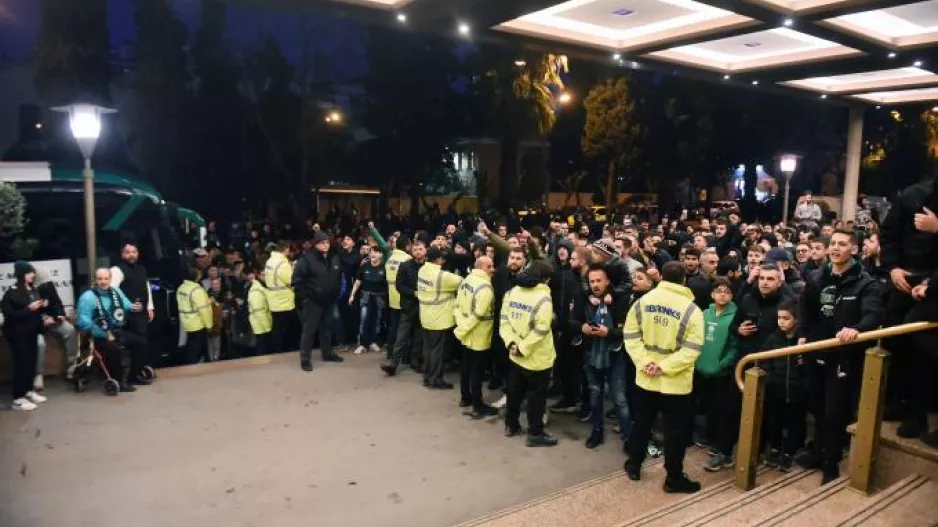 «Ντόπες» από τους οπαδούς του Παναθηναϊκού στην αποστολή πριν το ντέρμπι 