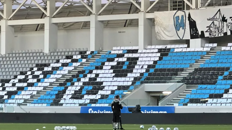 Έντυσαν τις κερκίδες οι... γηπεδούχοι (Φώτος)