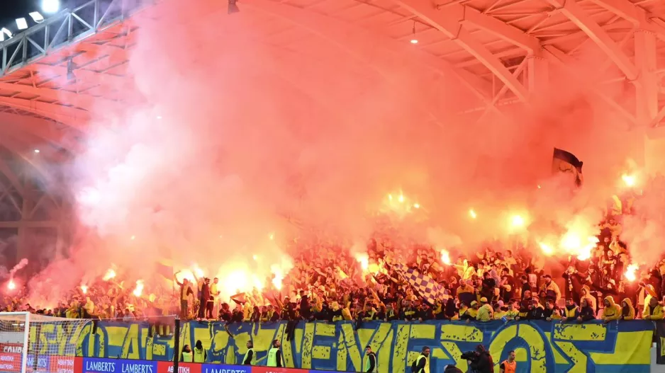 ΘΥΡΑ 3/Μετά από μέρες (μεταξύ αυτών και ένας γιατρός που πιθανότατα απήχθη) στο γήπεδο!