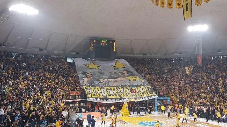 Πανό στο Παλέ με τον Γκάλη να χτυπάει τον Πρέλεβιτς!