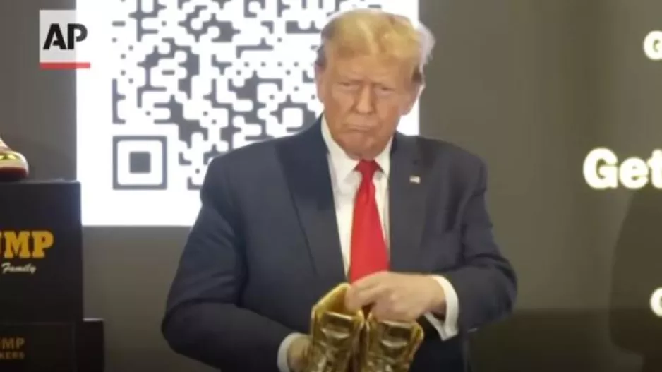 Ο Τραμπ: Έβγαλε στην αγορά χρυσά γυαλιστερά sneakers... τα αγόρασε Ρώσος για 9.000