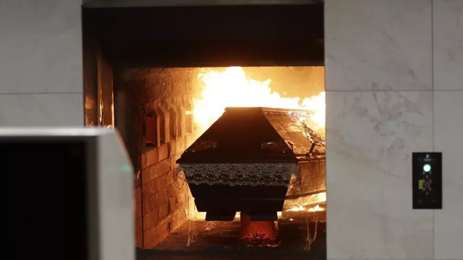 Σοκ σε γραφείο τελετών στην Ινδία: 52χρονη «αναστήθηκε» λίγο πριν την αποτεφρώσουν!