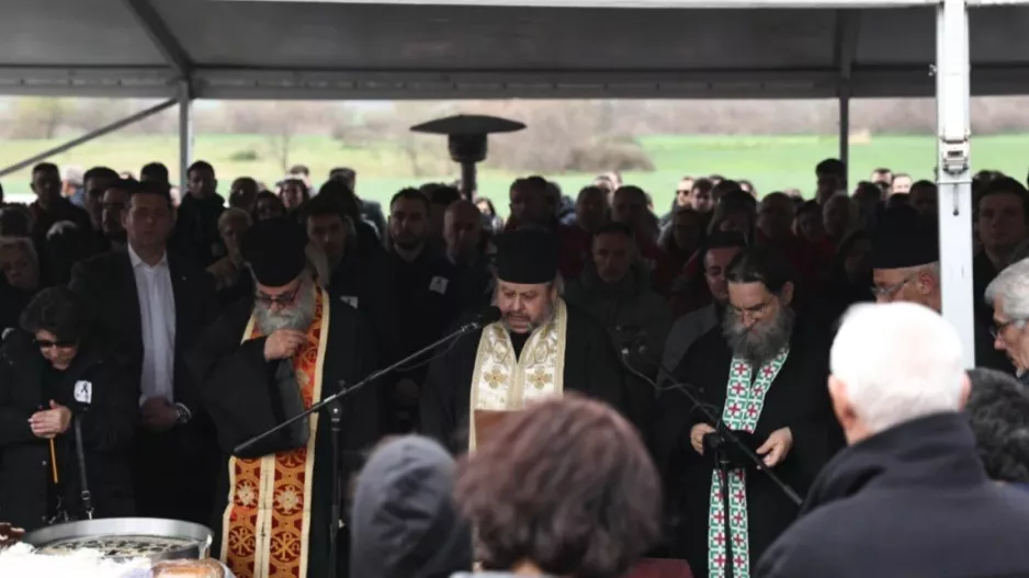 Τραγωδία στα Τέμπη: Λύγισε ο ιερέας την ώρα που διάβαζε τα ονόματα των 57 θυμάτων - Δείτε βίντεο