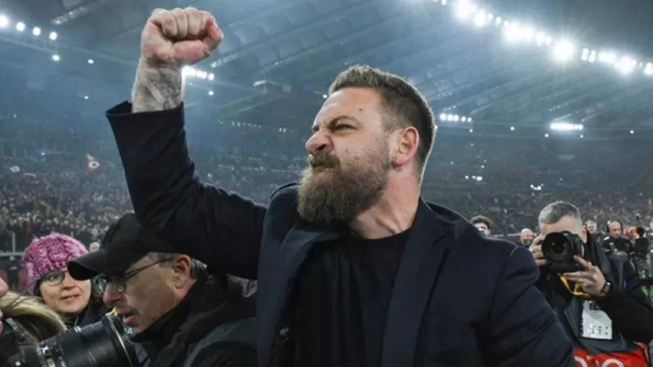 Τρελαμένος μετά την πρόκριση της Ρόμα ο Ντε Ρόσι, πανηγύρισε μπροστά στην «Curva»