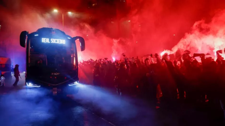 Υποδοχή με καπνογόνα  για την αποστολή της Σοσιεδάδ πριν τον ημιτελικό με τη Μαγιόρκα!