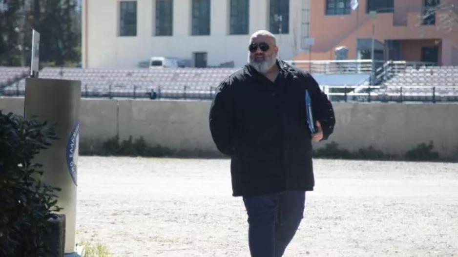 Σε απολογία ο Καραπαπάς από την Επιτροπή Δεοντολογίας για τη φούστα στον Μπαλτάκο