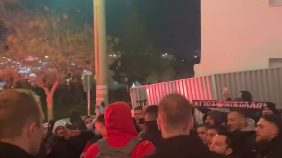 Ολυμπιακός: Η αποθέωση από τον κόσμο στο ξενοδοχείο πριν από το ματς με τον Προμηθέα και οι αγκαλιές στον Πάπας