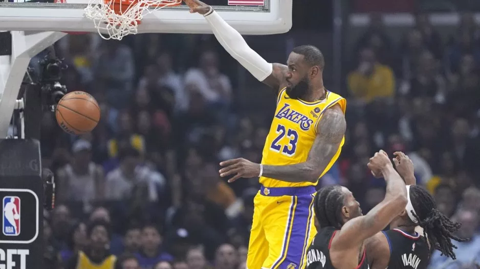 NBA: Ο ΛεΜπρόν Τζέιμς υπέγραψε το ντέρμπι του Λος Άντζελες