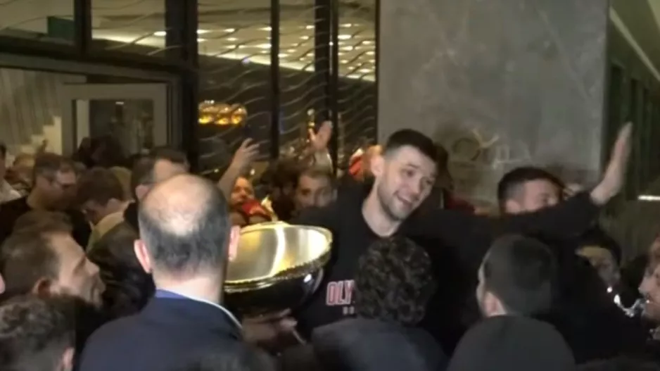 Ερυθρόλευκο ντελίριο και αποθέωση της αποστολής