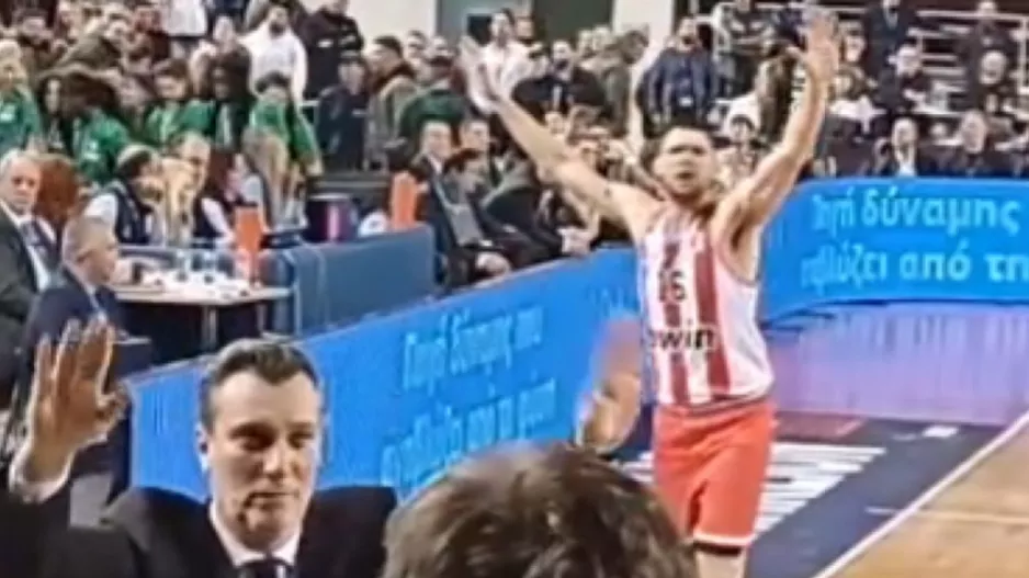 Το πικάρισμα οπαδών στον Σλούκα και η κίνηση ήθους από τον ερυθρόλευκο πάγκο