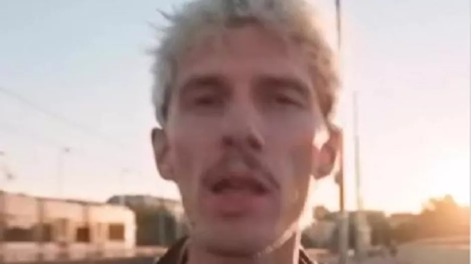 Γερμανός τραγουδιστής γύρισε video clip φορώντας τη φανέλα της ΑΕΚ!