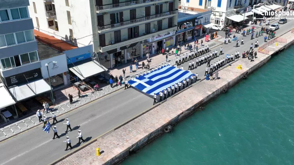 Υψώθηκε η μεγάλη Ελληνική Σημαία