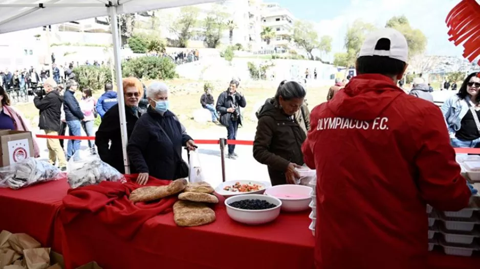 Μοίρασε σαρακοστιανά εδέσματα στον Πειραιά ο Ολυμπιακός