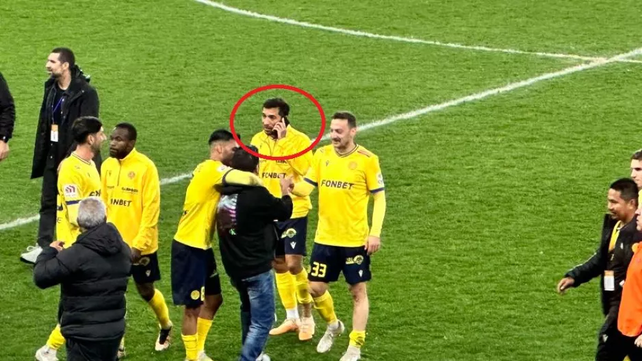 Έφυγε απ' τον αγωνιστικό χώρο... με το κινητό στο αυτί! (Φώτος)