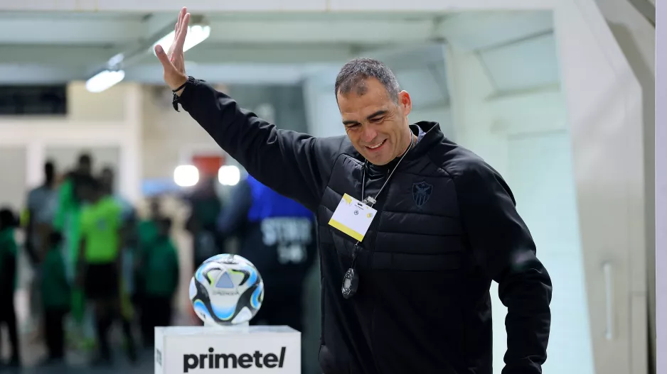 Πάντα τον χειροκροτούν