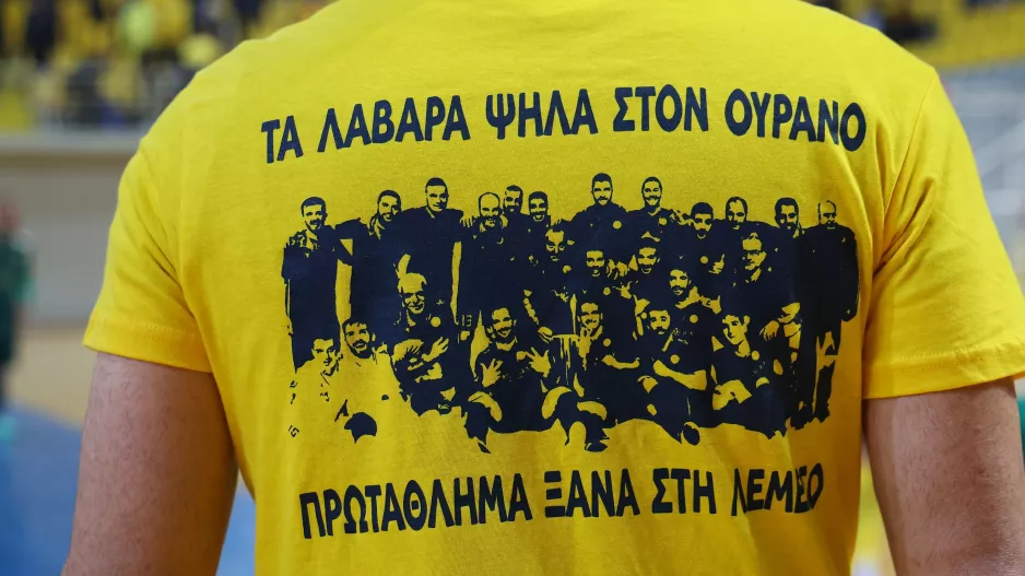Τα λάβαρα ψηλά στον ουρανό...