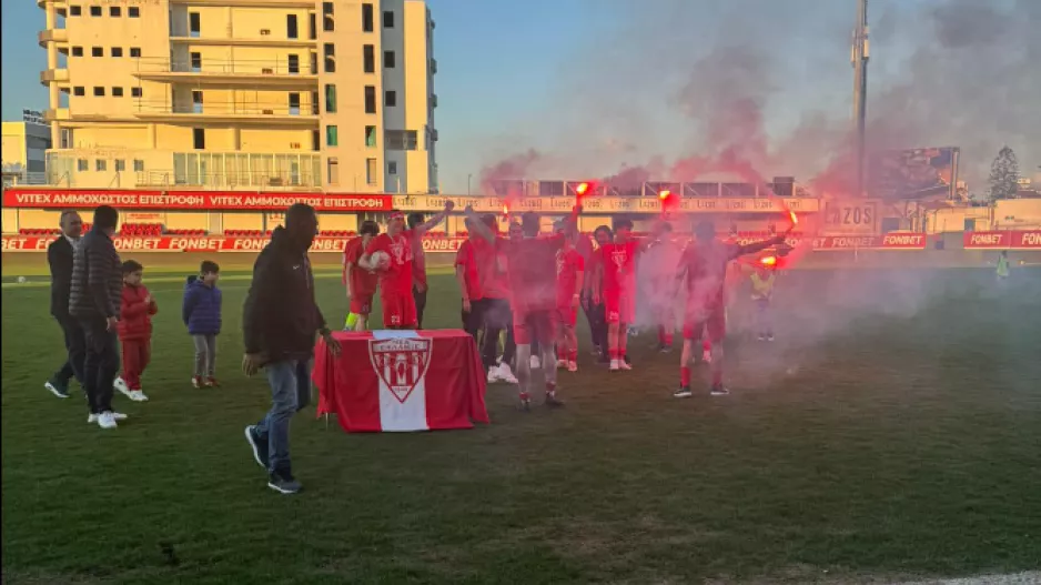 Φωτοβολίδες και πανηγύρια 